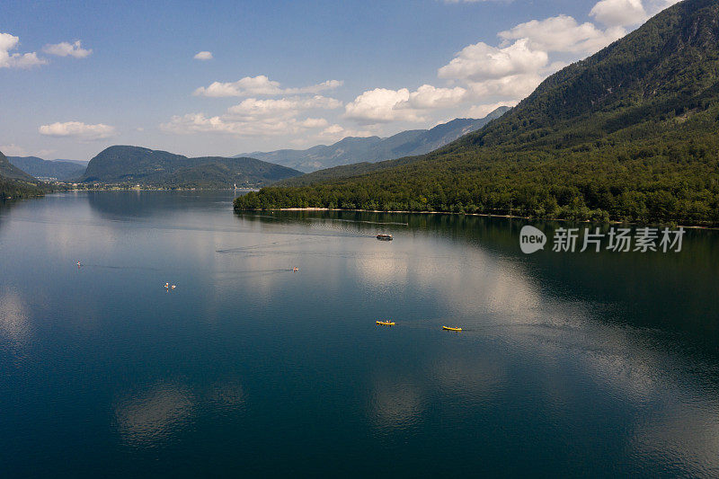 Bohinjsko Jezero在群山之间的鸟瞰图